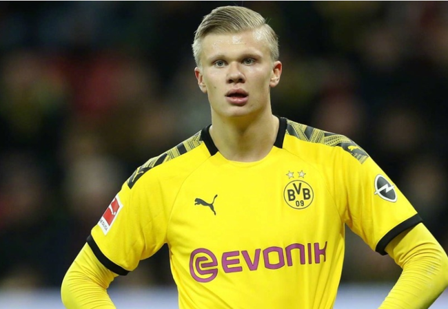 女生打高尔夫打中野鸭，鸭在湖中走，高尔夫从天上来（女子打高尔夫误中野鸭，鸭子湖中漫步，球从天而降）