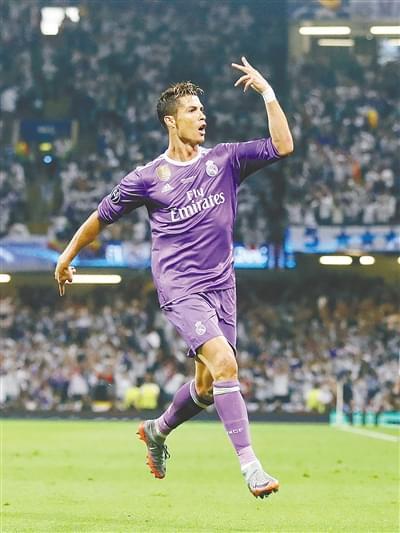 海港举办赛季总结会，王燊超乘直升机带冠军奖杯入场（海港举行赛季总结会，王燊超乘直升机捧杯亮相）