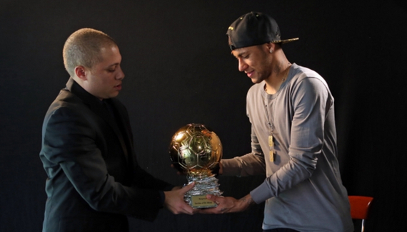 目睹15岁男孩山顶解说后，秘鲁甲转播商报销路费邀其出席联赛（15岁少年山顶解说走红，秘鲁甲转播商邀其到场并报销路费）