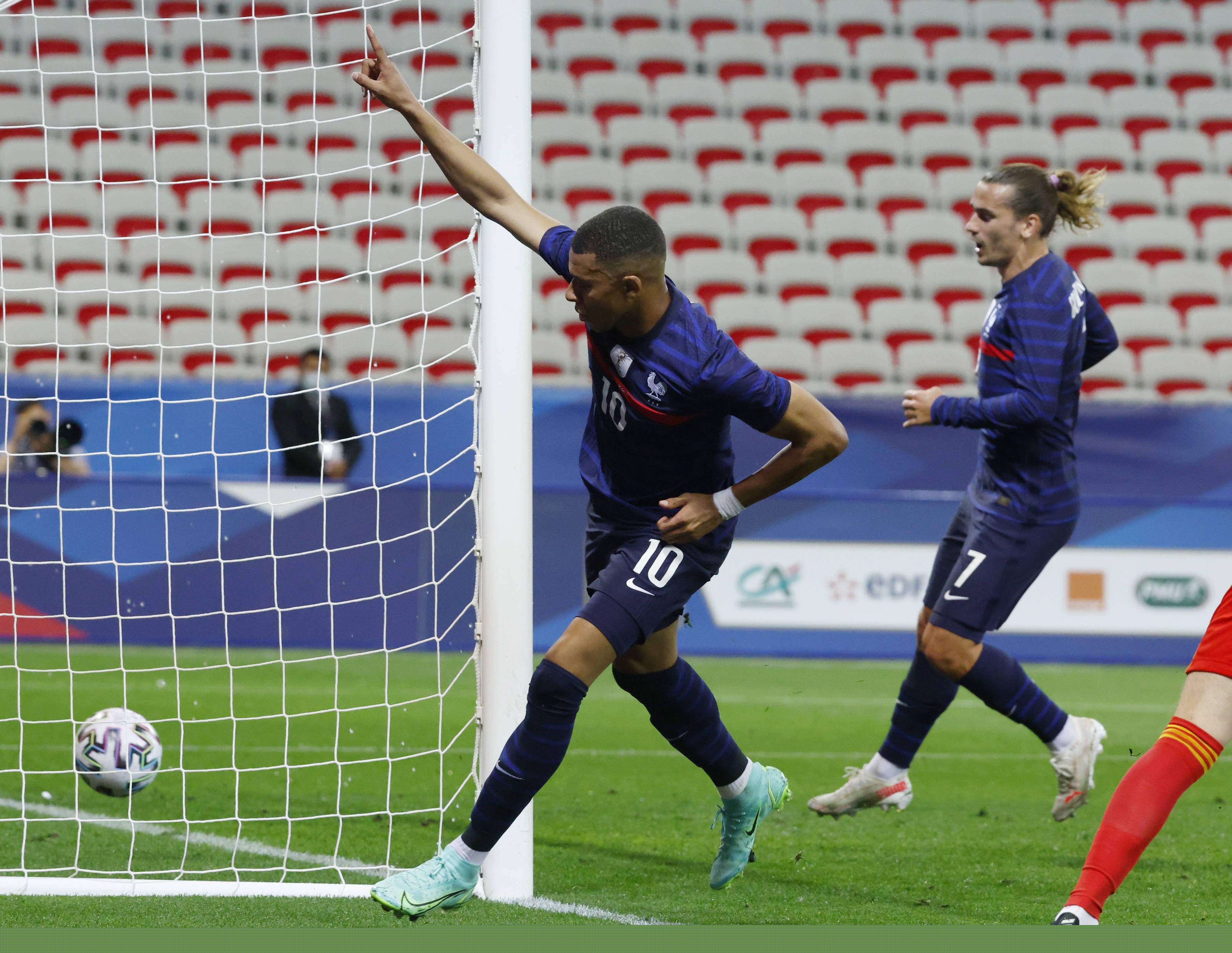 官方和三个媒体平台评选的2025中超最佳球员、教练、阵容对比（2025中超最佳球员、教练与阵容：官方与三大平台评选对比）