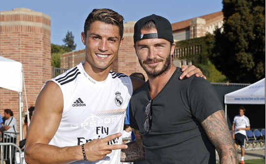 11球，巴萨是欧冠改制以来打入乌龙球最多的球队（欧冠改制以来，巴萨以11个乌龙球成为自摆乌龙最多的球队）