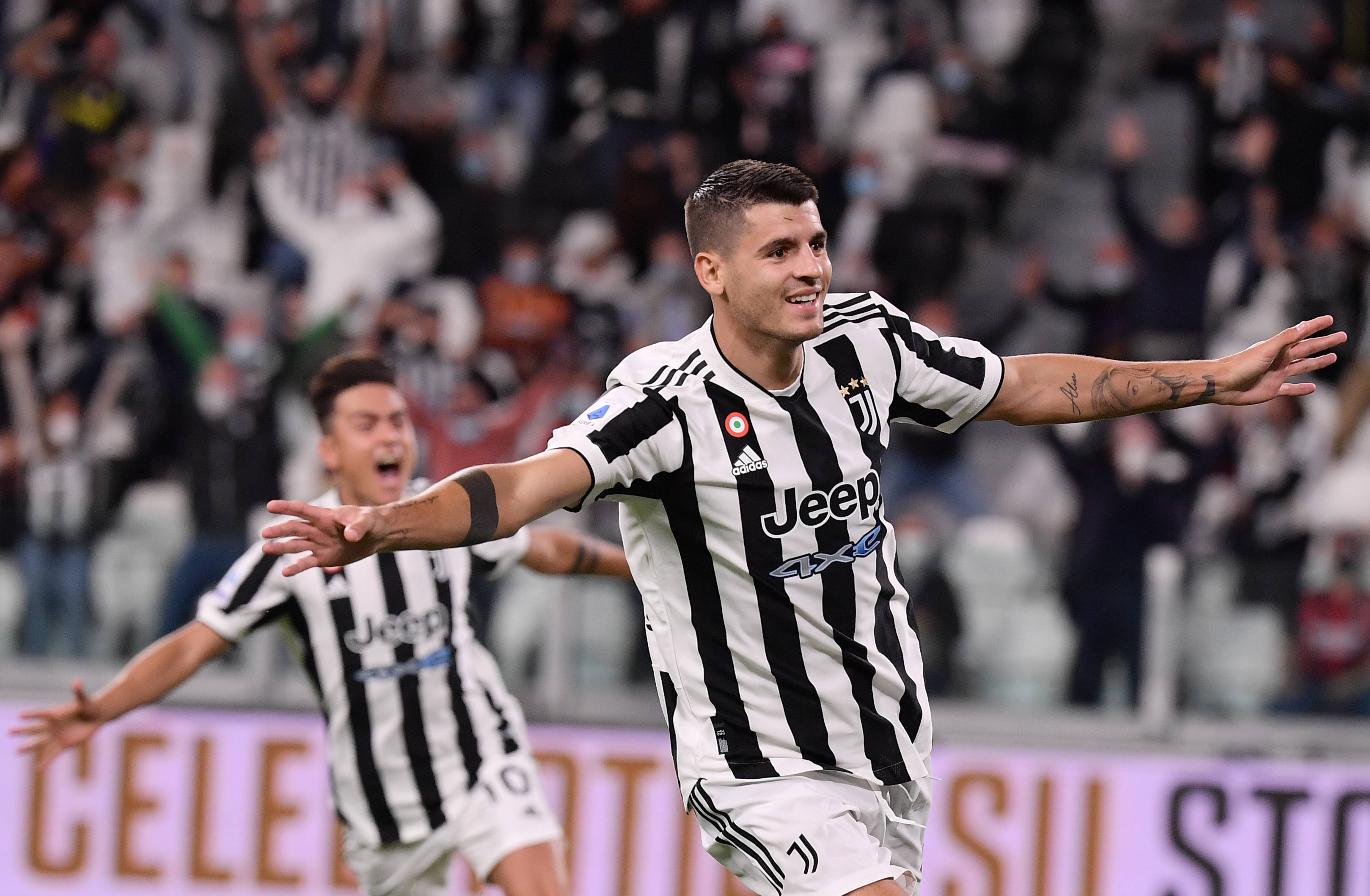 迈阿密跳舞庆祝夺冠，小贝兴奋舞动、梅西&德保罗有些局促（迈阿密夺冠后全队舞动庆典：小贝热情起舞，梅西与德保罗略显拘谨）