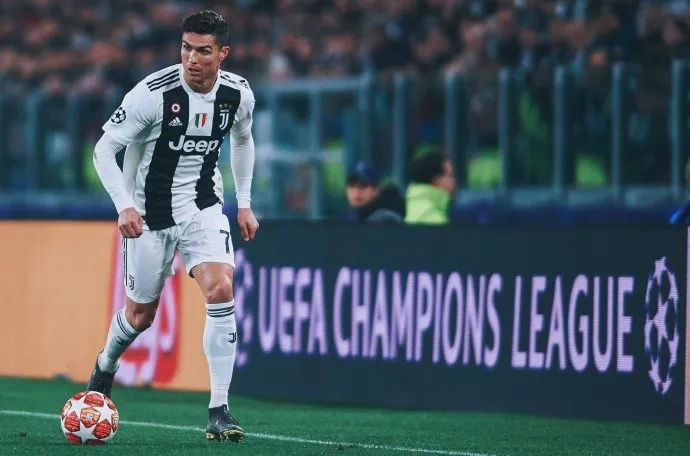 张外龙：曾跟球迷承诺一定会回到重庆；跪谢最努力的球员们（张外龙：曾向球迷承诺必回重庆；跪地致谢最拼的球员）