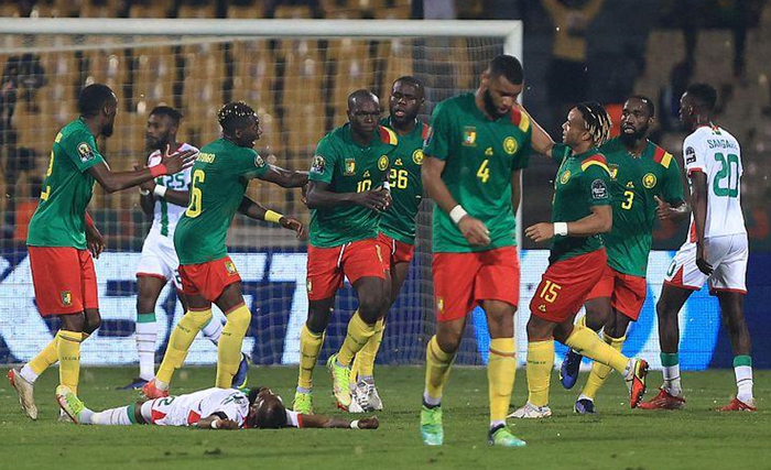 欧冠半场：吉马良斯意外乌龙送分，勒沃库森暂1-0纽卡（欧冠半场战报：吉马良斯自摆乌龙，勒沃库森暂以1-0领先纽卡）